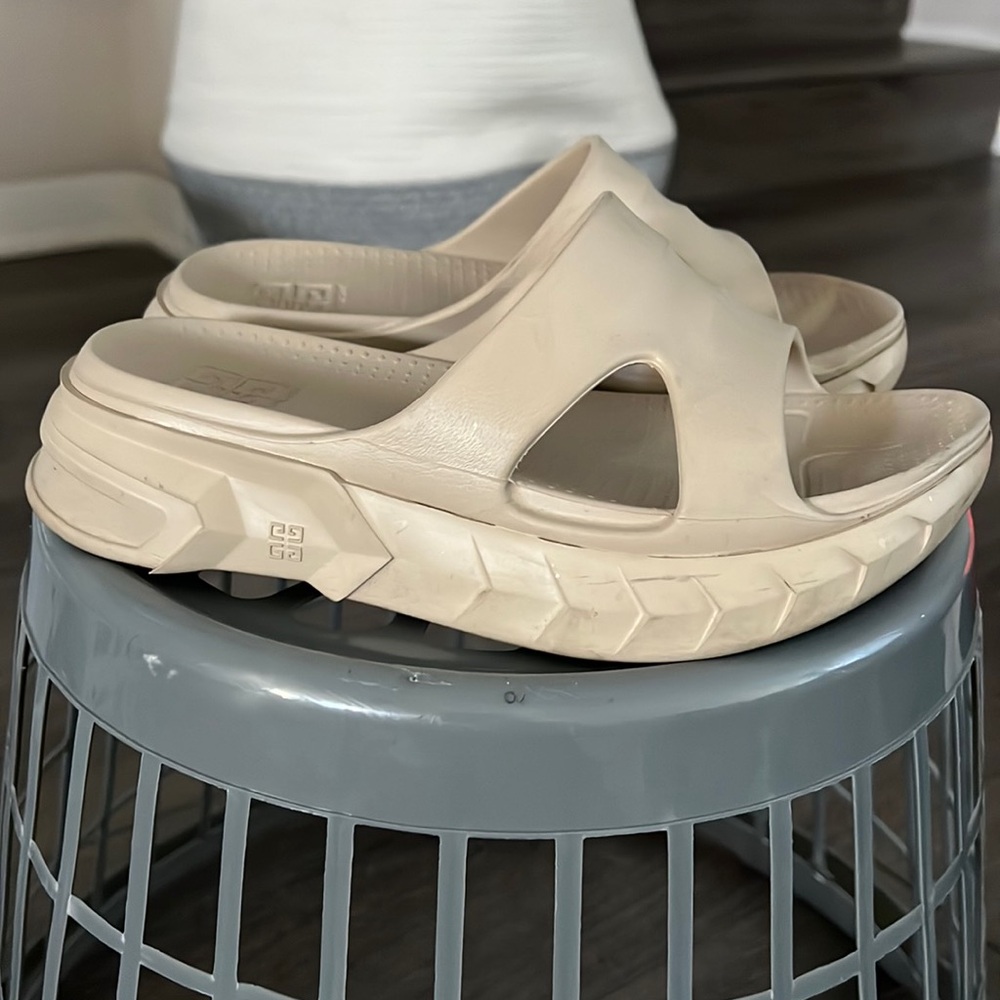 Women’s Givenchy Marshmallow Flat Sandal